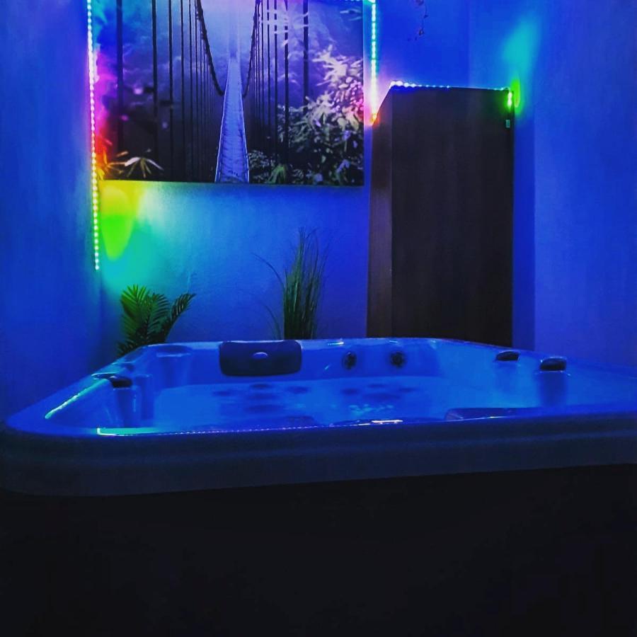 Maison Avec Jacuzzi Saint-Mitre-les-Remparts Kültér fotó
