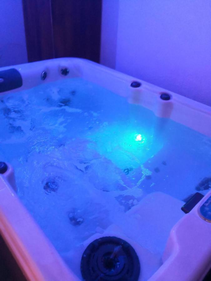 Maison Avec Jacuzzi Saint-Mitre-les-Remparts Kültér fotó